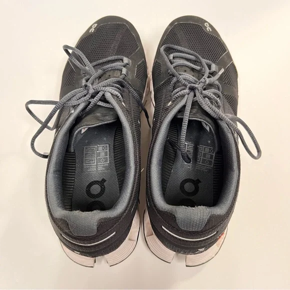 On Running On Cloud Sneakers - Classic Black and White Size 7.5 - Picture 4 of 13